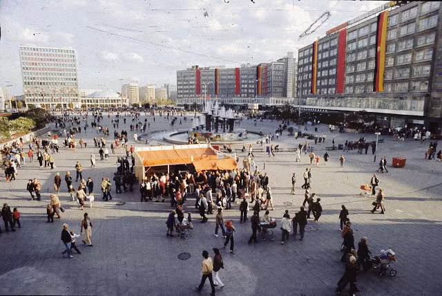 Cuộc sống bình dị, mộc mạc của người dân ở thủ đô Berlin trước khi Bức tường Berlin sụp đổ đã lọt vào ống kính của nhiếp ảnh gia một cách sống động.