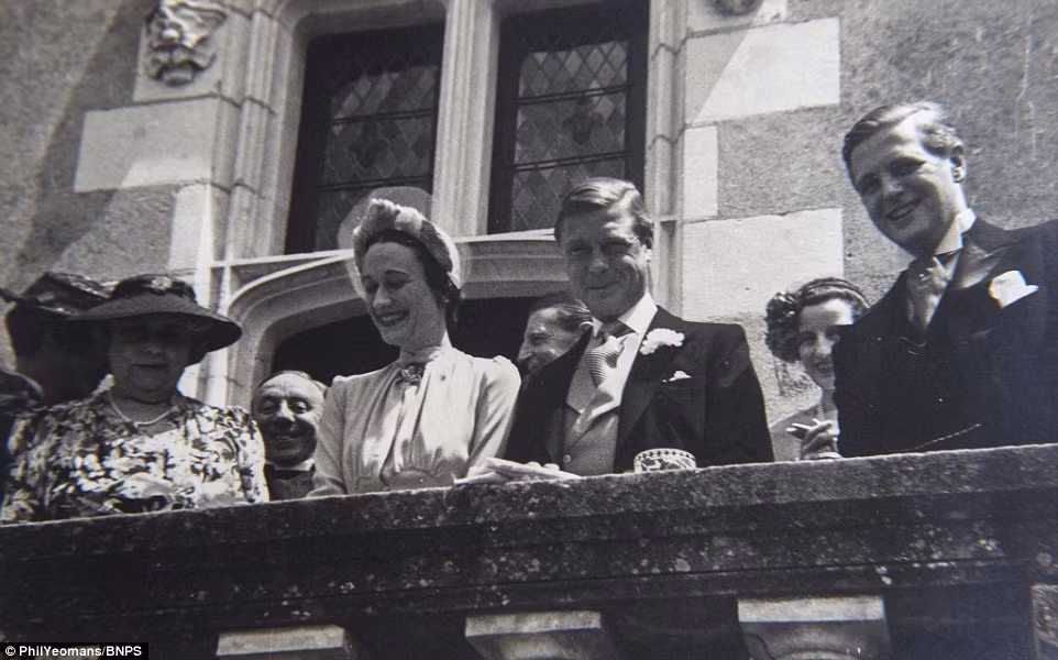 Do vậy, khi Vua Edward VIII muốn cưới bà Simpson thì hoàng gia Anh và công chúng đều phản đối, không chấp nhận cuộc hôn nhân không "môn đăng hộ đối" này.
