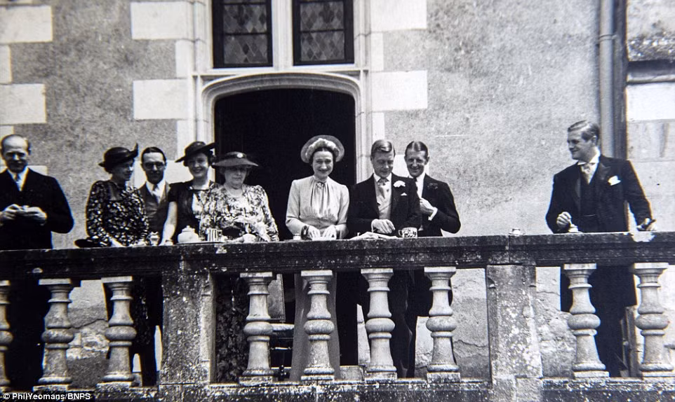 Vua Edward VIII trị vì nước Anh chỉ trong 11 tháng trước khi thoái vị để được kết hôn với một phụ nữ Mỹ có tên Wallis Simpson. Do vậy, ông là một trong những ông hoàng tại vị ngắn nhất trong lịch sử Vương quốc Anh. Trong ảnh là một số quan khách đến tham dự hôn lễ của Vua Edward VIII năm 1937 gồm có: Randolph Churchill (bên phải ảnh) - con trai của Thủ tướng Winston Churchill, và Baron Rothschild Eugene (trái ảnh).
