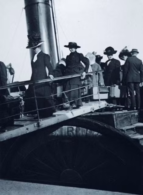 Các hành khách lên tàu Titanic. Đây là chuyến đi cuối cùng trong cuộc đời của họ. Bởi lẽ, ngày 15/4/1912, tàu Titanic chìm sau khi đâm vào tảng băng trôi trên biển Bắc Đại Tây Dương. Hậu quả là 1.517 người thiệt mạng.