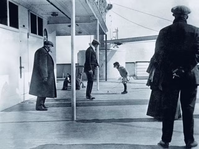Một cậu bé chơi trên boong tàu Titanic.