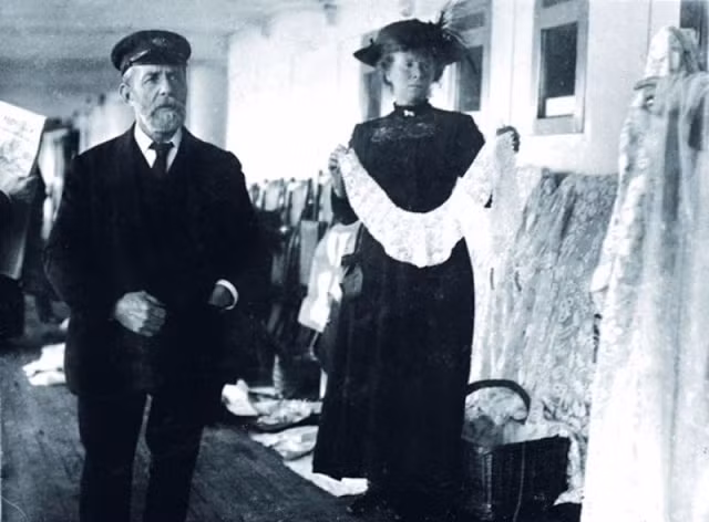 Một người bán hàng trên tàu Titanic cầm sản phẩm trên tay.