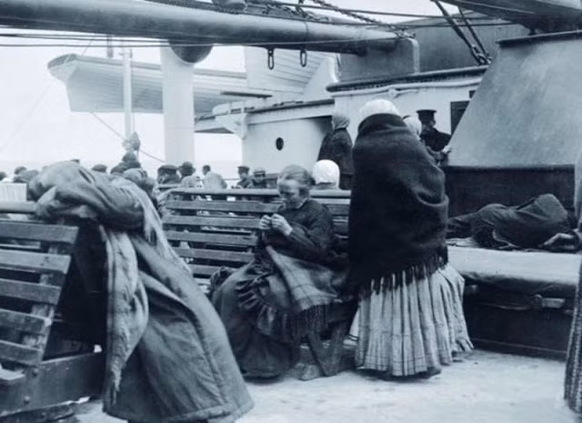 Một số hành khách ngồi trên boong tàu Titanic. Có người tranh thủ chợp mắt trong khi có phụ nữ ngồi may vá.