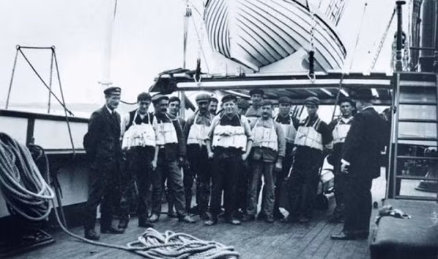 Các thành viên thủy thủ đoàn làm việc trên tàu Titanic được mệnh danh "không thể chìm" nhưng thực sự đã chìm xuống dưới đáy biển Bắc Đại Tây Dương chụp ảnh khi mặc áo phao trong trường hợp xảy ra sự cố.