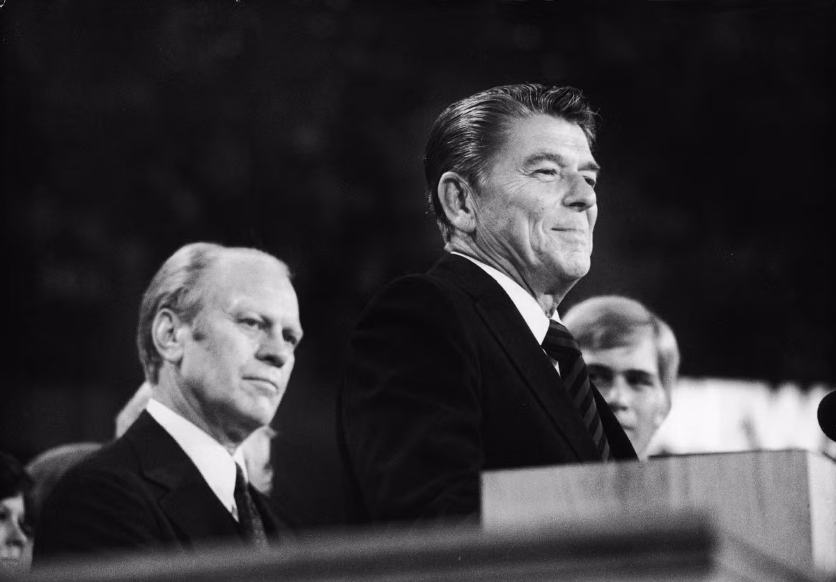 Tổng thống Gerald Ford chăm chú lắng nghe bài phát biểu của ông Reagan trong buổi bế mạc hội nghị của đảng Cộng hòa ngày 19/8/1976. Ảnh: Hulton Archive/Getty Images.