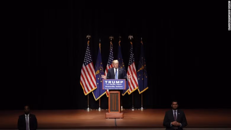Ông Trump chia sẻ bí quyết thành công: "Kinh doanh bắt đầu khi bạn có tầm nhìn. Thiếu tầm nhìn, bạn chẳng làm được gì cả. Hãy nhớ trở ngại là cánh cửa dẫn đến thành công và đứng trước bất cứ khó khăn nào xin đừng lùi bước". Ảnh: CNN.