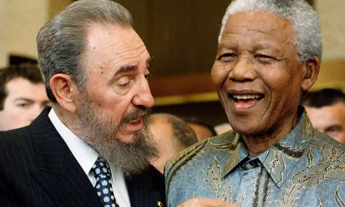 Cựu Chủ tịch Fidel Castro trò chuyện vui vẻ với Tổng thống Nam Phi Nelson Mandela tại Geneva, Thụy Sỹ năm 1998. Ảnh: IC.