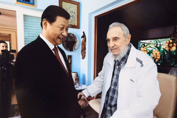 Chủ tịch Trung Quốc Tập Cận Bình bắt tay ông Fidel trong khuôn khổ chuyến thăm tới Havana ngày 22/7/2014. Ảnh: Xinhua.