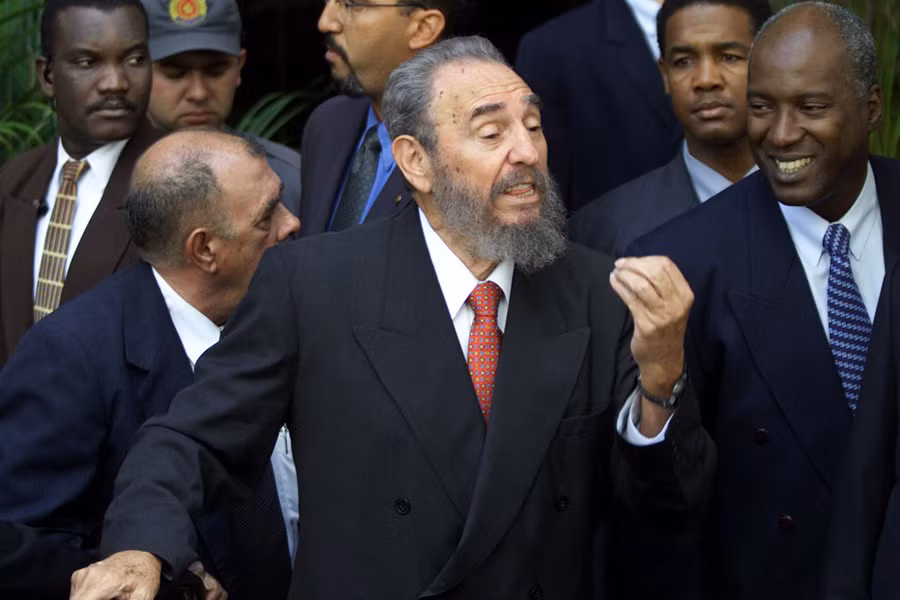 Nhà lãnh đạo Fidel Castro nói chuyện với các chính khách bên ngoài khách sạn nơi ông ở khi có chuyến thăm đến Brasilia, Brazil tháng 9/2001. Ảnh: IC.