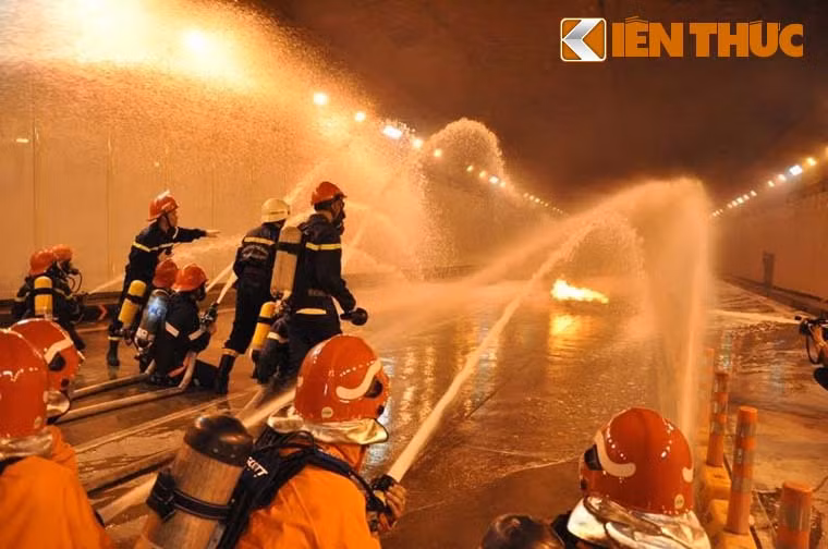 Thời điểm xảy ra sự cố, trong hầm có gần 30 phương tiện các loại cùng khoảng 60 người có mặt khiến tất cả nháo nhào gây cảnh hỗn loạn.