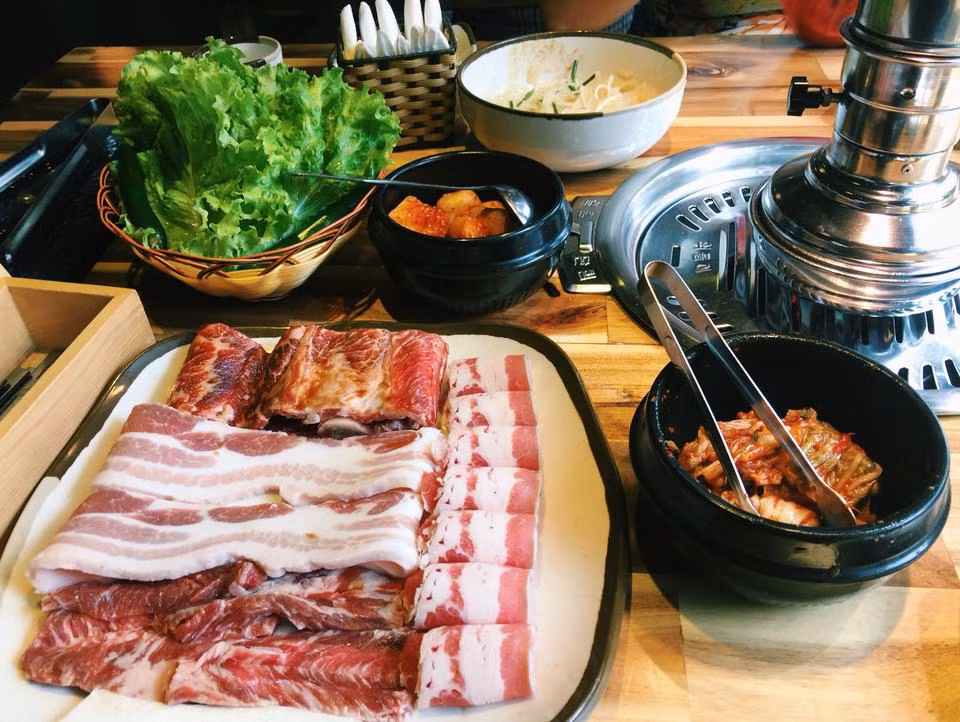 Muối ra pha dầu mè có vị mặn nguyên bản pha mùi thơm nức mũi của dầu mè sẽ giúp món nướng được tôn thêm hương vị và ngon hơn hẳn.