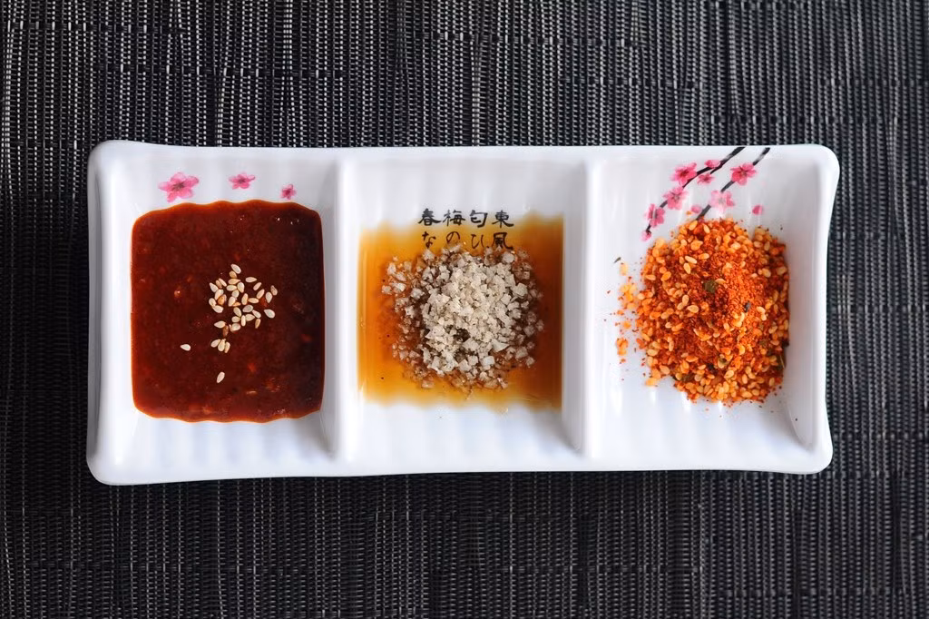 Muối rang dầu mè (ở giữa) chấm đồ nướng: Đây là loại gia vị chấm đồ nướng được chế biến dễ và đơn giản nhất.
