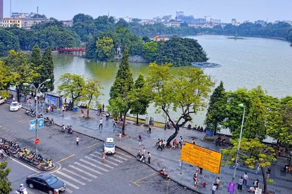 Với những nàng thích dạo phố thì nên chọn điểm đến hòa mình vào thiên nhiên ở phố đi bộ quanh Hồ Gươm. Ảnh: Báo mới.