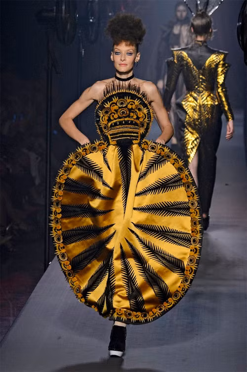 Thiết kế kỳ quái không giống ai của chiếc váy Couture hãng Gaultier. Ảnh: Elle.