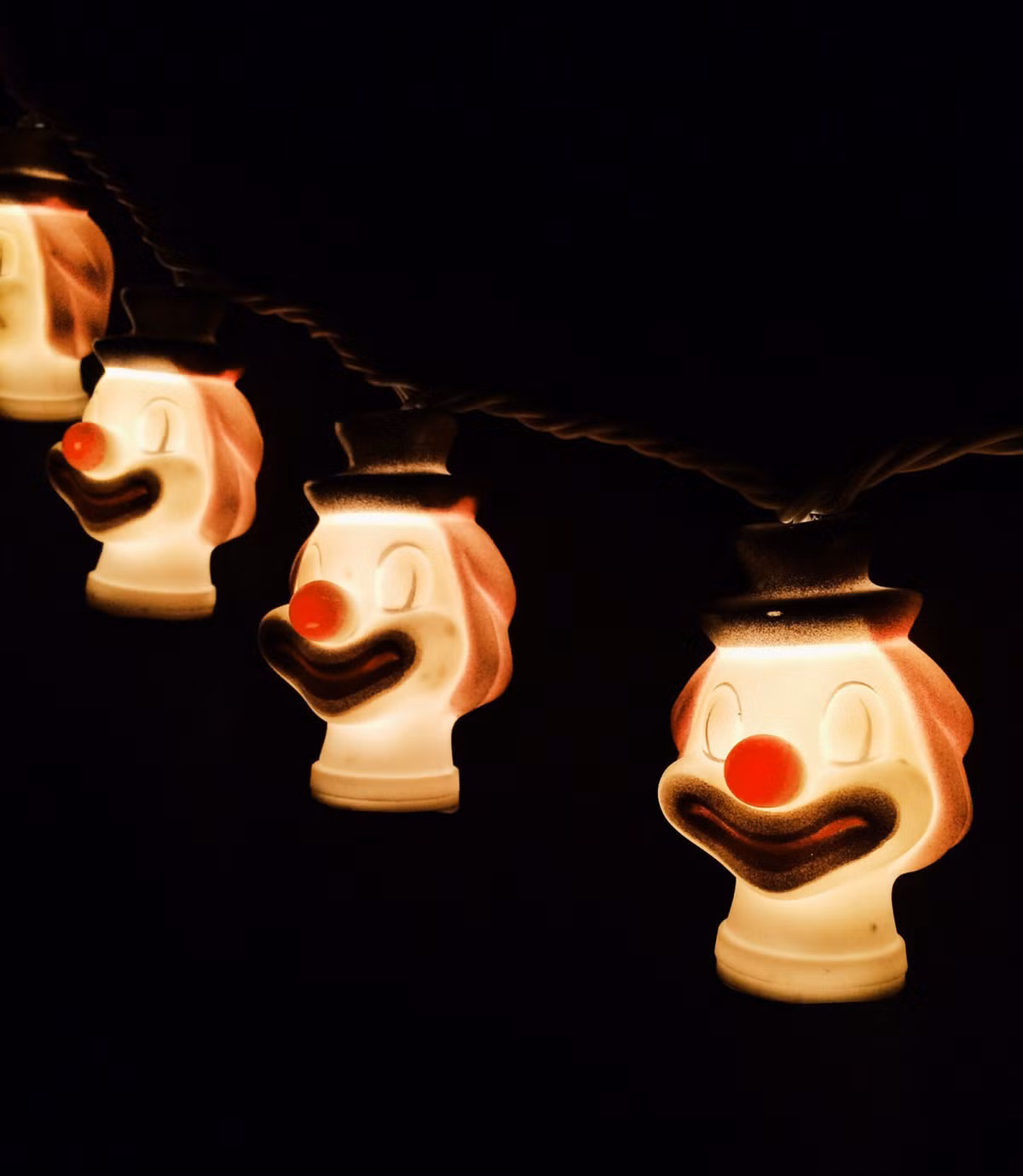 Đèn chùm trang trí Halloween hình chú hề kinh dị. Ảnh: Flick.