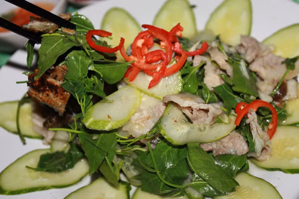 Món gỏi sầu đâu đặc sản Châu Đốc, An Giang.