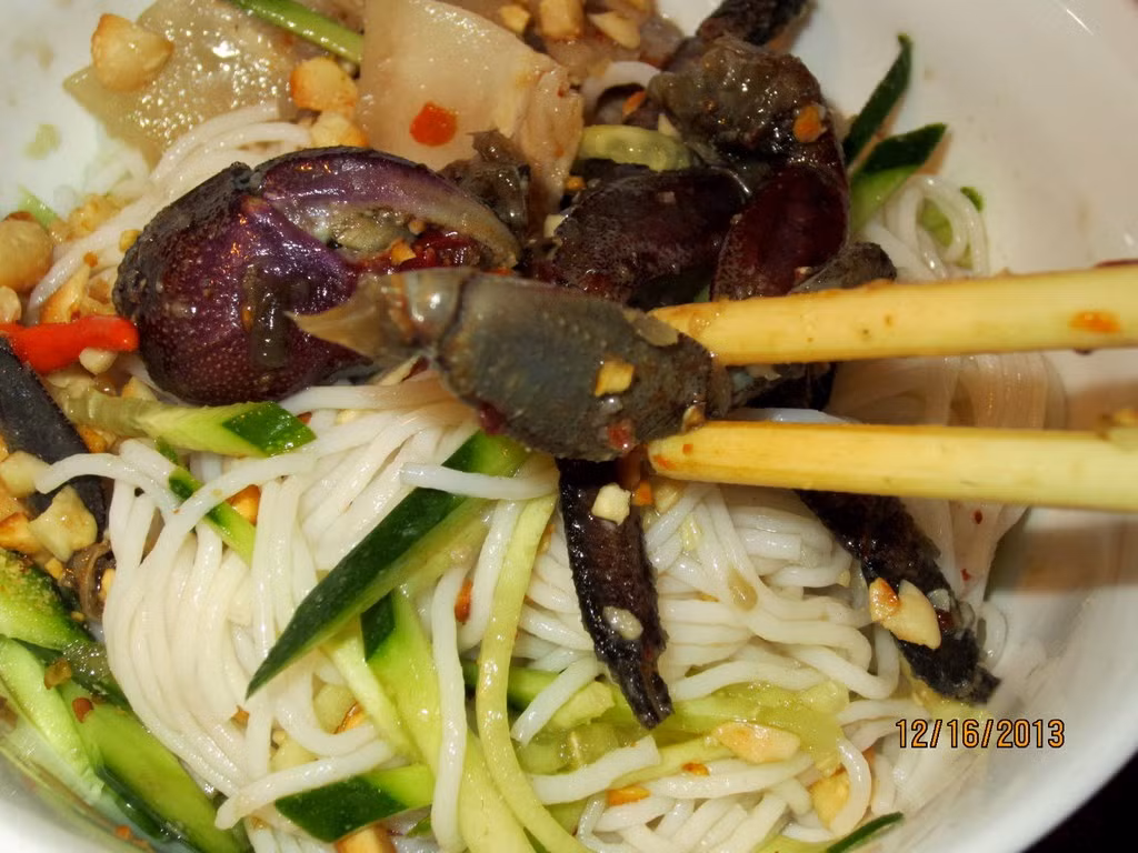 Món ăn chế biến từ con ba khía được nêm thêm một số gia vị như đường, ớt, tỏi, bột ngọt, nước chanh để tăng vị ngọt của nó.