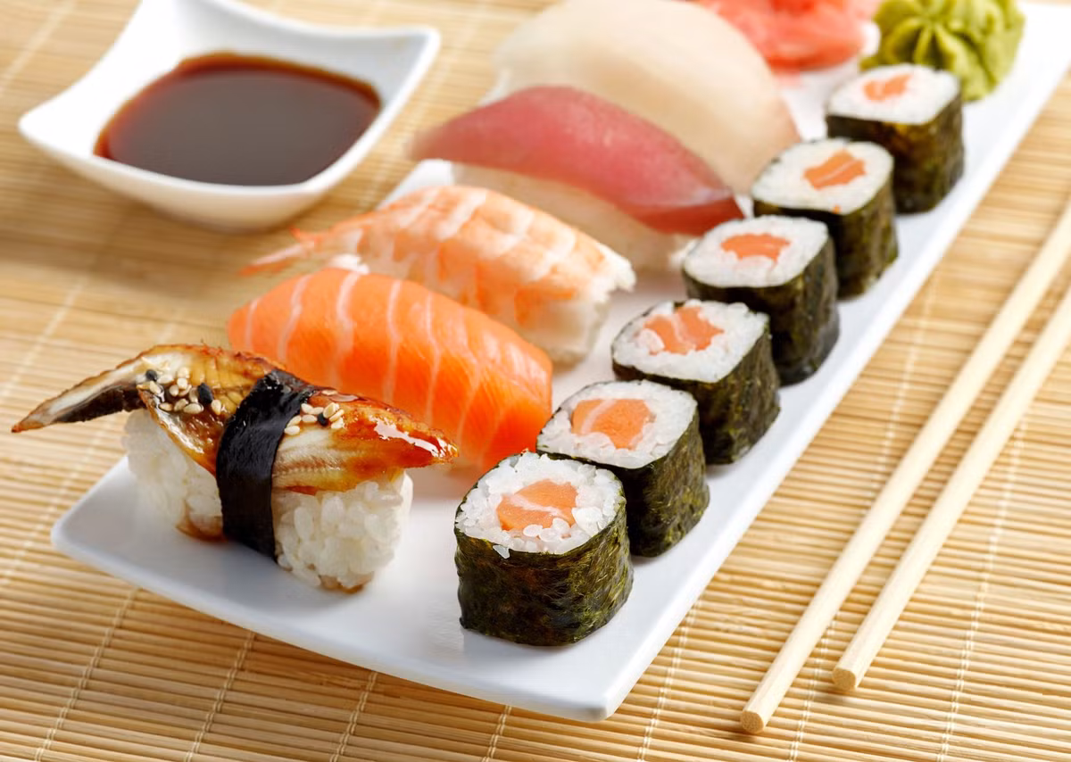 Sushi là món ăn nổi tiếng của ẩm thực Nhật Bản, thường được làm từ cơm kết hợp với hải sản tươi sống, trứng cá, trứng và các loại rau củ...