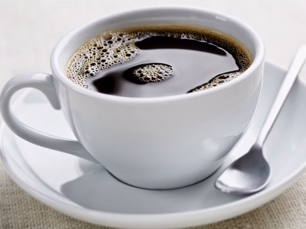 Cà phê lợi tiểu và làm sạch hệ tiêu hóa cho mọi người. Tuy nhiên, nếu như bạn thường xuyên gặp các vấn đề ở dạ dày thì không nên uống quá nhiều cà phê. Ảnh: Thanh niên.