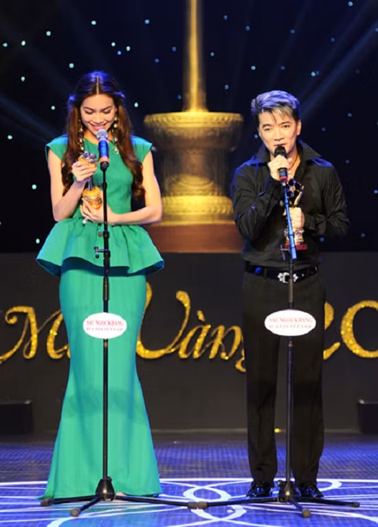 Một lần xuất hiện khác của Hồ Ngọc Hà với chiếc đầm peplum xanh ấn tượng. Ảnh: Dân Việt.