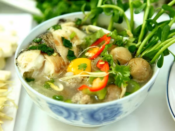 Cháo cá lóc nấu rau đắng: Món ăn này chứa nhiều chất đạm và luôn được các chuyên gia dinh dưỡng khuyên dùng vì rất phù hợp với việc bồi bổ cơ thể nhất là trong thời gian mang thai của các bà bầu. Ảnh: Blog sức khỏe.