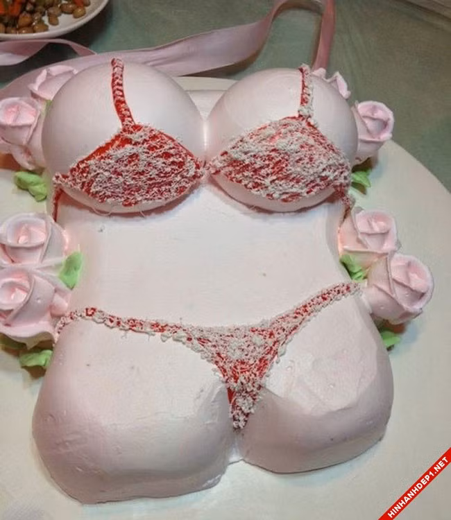 Một cô nàng sexy nghịch ngợm chắc chắn sẽ thích mê khi được tặng chiếc bánh sinh nhật độc đáo này.