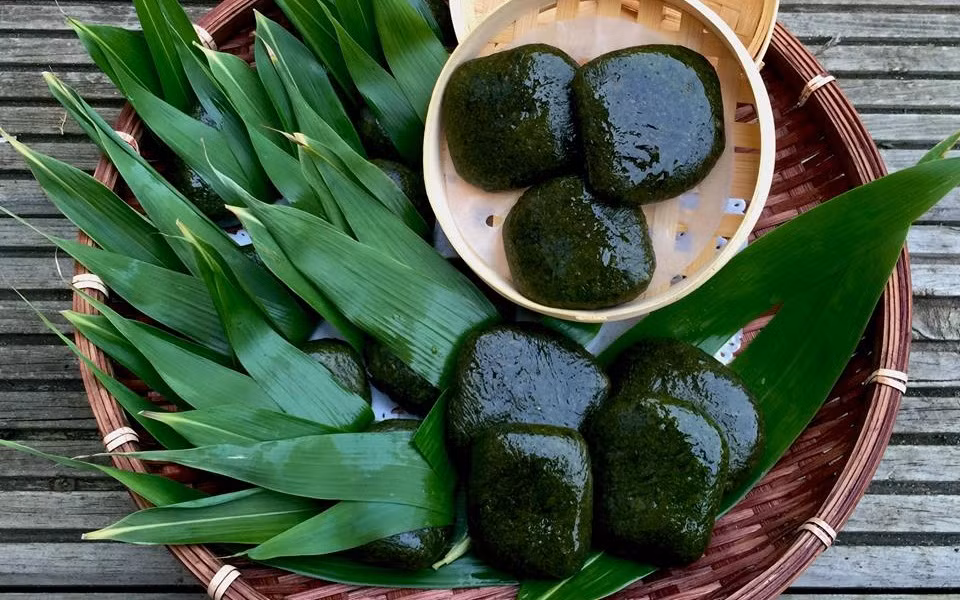 Bắc Kạn thì nổi tiếng với món bánh ngải được chế biến từ gạo nếp nương và rau cải. Bánh ngải có màu xanh đặc trưng của thiên nhiên, hình thù và cách làm gần giống với bánh dày của người miền xuôi.