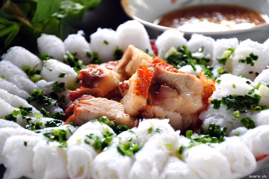 Bình Thuận nổi tiếng với món bánh hỏi lòng heo chấm mắm me ngon khó cưỡng.