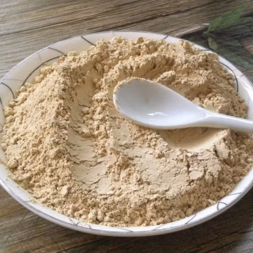 Bị tiểu tiện ra máu nên dùng bài thuốc kết hợp giữa cỏ nến, nghệ đen tán bột mịn trộn đều vào nhau và nhào với nước cơm để uống. Mỗi ngày, bạn uống 6g thuốc để trị bệnh.