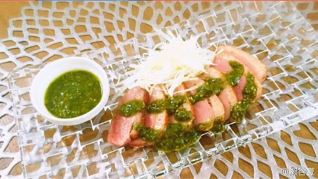 Vịt Aigamo nướng gia vị ăn kèm nước sốt xanh ngoài đời thực là món ăn có hương vị mạnh mẽ, thấm sâu tới tim gan người thưởng thức.