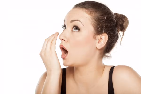 Chữa bệnh đường miệng: Bạn lấy lá táo ta tươi nghiền và đun lấy dịch chiết, thêm chút muối rồi ngậm súc miệng, giúp ngừa viêm họng, làm sạch khí quản, chữa viêm nhiễm hầu họng và chứng rát lưỡi do ăn quá nhiều trái cây chua.