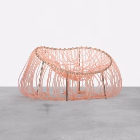 Một món đồ nội thất khác có tên Eanemon chair được tạo ra bằng cách kết các ống nhựa vào khung bằng thép, với kiểu thể hiện rất ngẫu hứng nhưng lại cực kỳ thoải mái và thu hút.