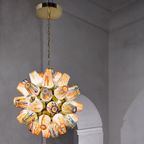 Trong hình là mẫu đèn chùm có tên Candy Collection được lấy cảm hứng từ những màu sắc sặc sỡ của những viên kẹo caramel và những cây đèn ngủ cũ.