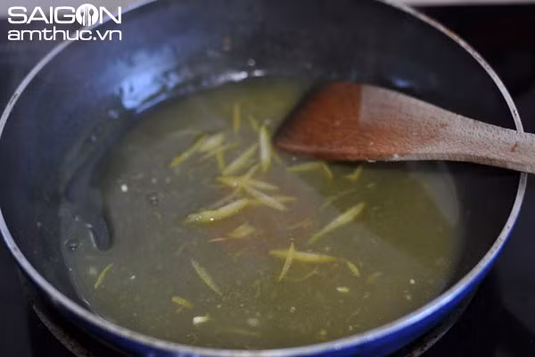 Cách làm nước sốt chanh: Đầu tiên bạn hãy bào nhỏ phần vỏ chanh, sau đó cho bơ vào đun chảy, tiếp tục cho thêm 2 thìa nước cốt chanh, 2 thìa đường và một chút muối khuấy đều tay và cho vỏ chanh đã bào vào. Cuối cùng là hòa bột bắp rót từ từ vào sốt đun nhỏ lửa cho sốt sánh lại là được. Ảnh: Làm sao.