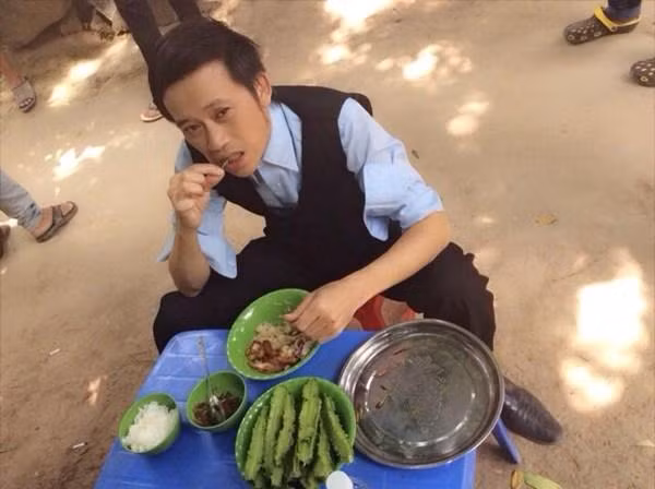 Món đậu rồng, mắm ruốc, măng xào và ớt hiểm cũng khiến Hoài Linh phải thốt lên tuyệt vời vì quá yêu thích. Ảnh: 8showbiz. 