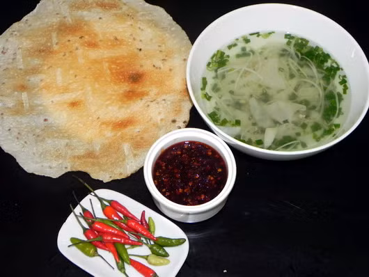 Món don Quảng Ngãi: Là món ăn rất đơn giản, khi thưởng thức bạn phải vừa ăn, vừa húp nước mới có thể cảm nhận hết được cái vị ngọt của nước, cái giòn mềm của bánh tráng nướng cùng cái vị cay xè của ớt xiêm tạo nên một món ăn ngon lạ miệng.