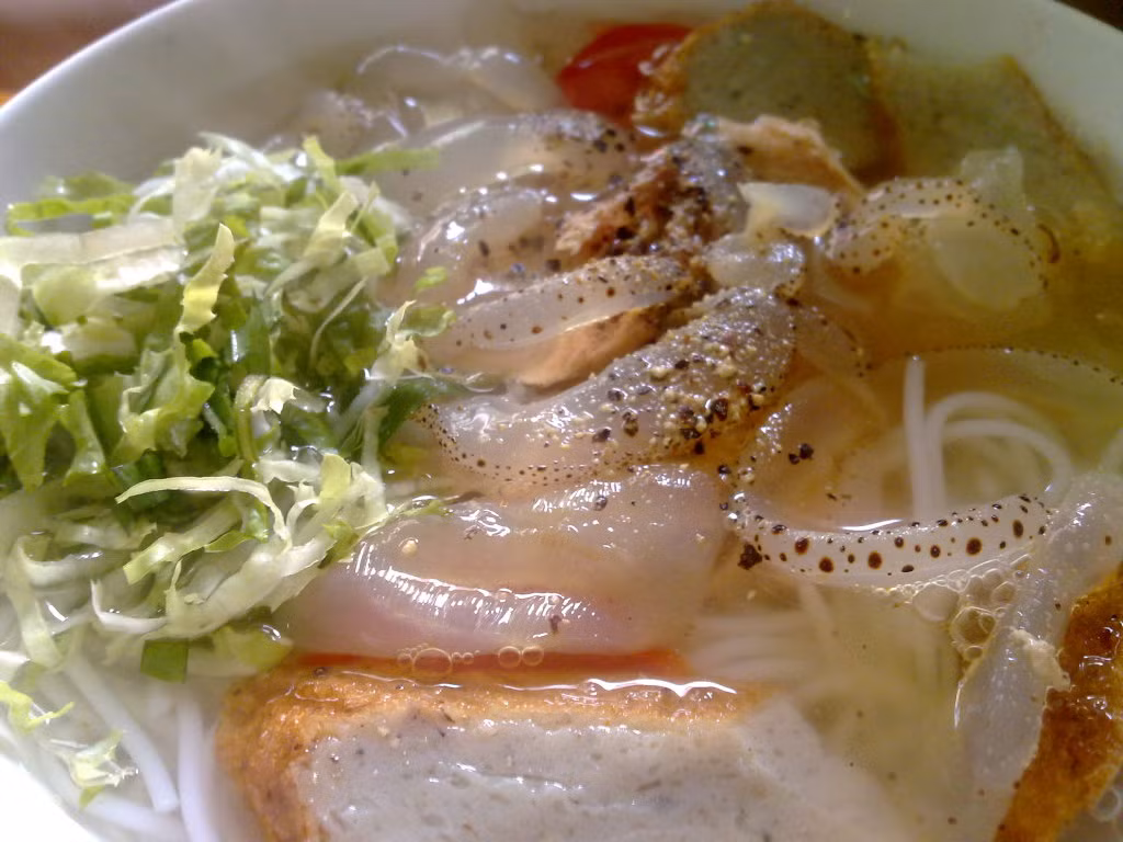 Bát bún sứa nghi ngút khói đầy thịt cá dầm và sứa giòn rụm thơm ngon cũng là một gợi ý bạn không nên bỏ qua.