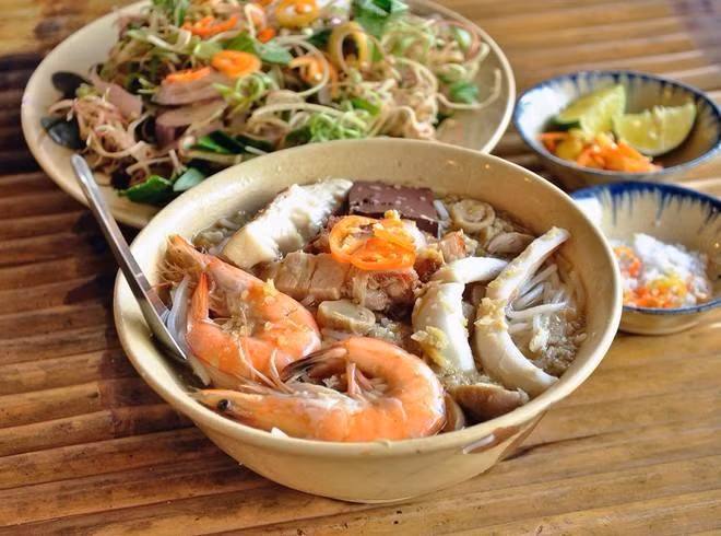 Bún nước lèo đặc biệt nổi tiếng tại Trà Vinh, Cà Mau, Sóc Trăng, Bạc Liêu... Món này thường ăn kèm với các loại hải sản thịt heo quay.