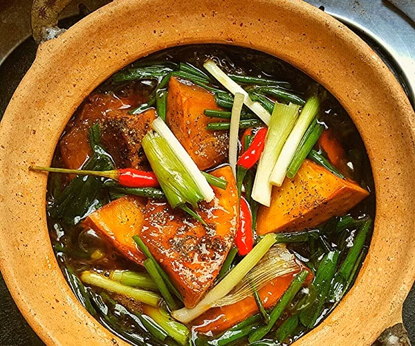 Cuối cùng sake được cho vào nồi kho với nước mắm, tiêu, tỏi, hành và dầu ăn đến khi nước sánh ngấm gia vị là xong. Món ăn có hương vị đậm đà khó quên, ăn với cơm nóng rất ngon. Ảnh: Tạp chí đẹp.