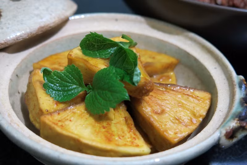 Món sa kê kho chay: Khi chế biến món này người ta lấy quả sake già sau đó gọt sạch vỏ, xẻ dọc, bỏ cùi, rồi ngâm trong nước muối sạch nhựa trong khoảng 15 phút. Sau khi ngâm tiếp tục cắt từng miếng dày 2cm rồi ướp nước mắm chay. Ảnh: Tạp chí đẹp.