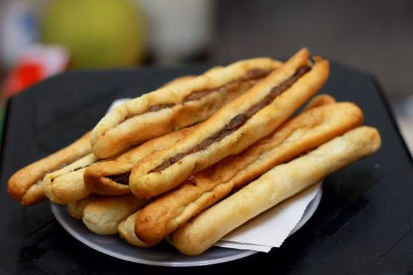 Bánh mỳ cay là một món ăn đặc trưng của đất cảng Hải Phòng. Chiếc bánh mỳ cay siêu nhỏ, giòn tan, kẹp patê và nướng trên lò than nóng hổi đặc biệt được ưa chuộng.