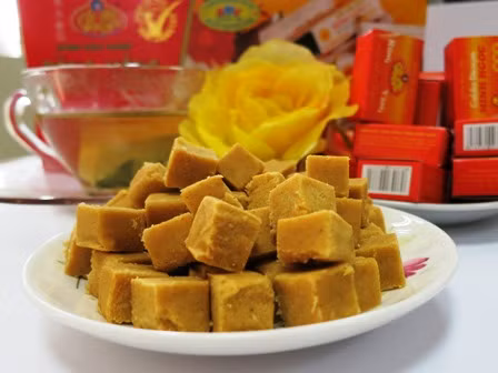 Bánh đậu xanh Hải Dương ngọt dịu, thơm bùi, đậm đà là đặc sản được mọi người Việt tìm mua về làm quà khi tới tỉnh này.