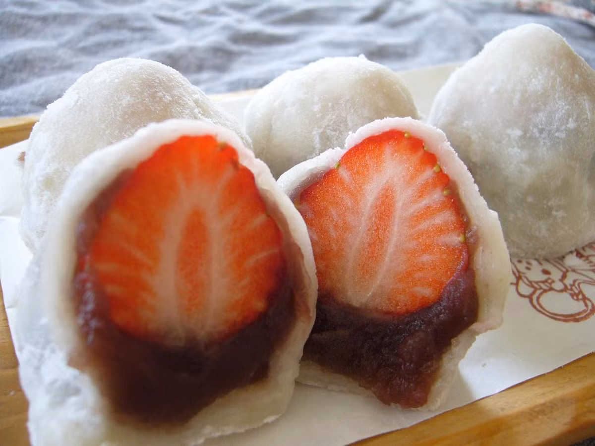  Bánh mochi Nhật Bản nhân dâu tây và đậu đỏ.