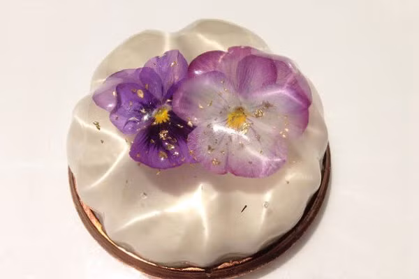 Một mẫu bánh mochi giọt nước nhân hoa phủ vảy vàng đắt đỏ.