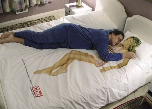 Một bộ chăn ga gối đệm dành cho những quý ông, quý anh còn độc thân không còn cảm thấy cô đơn nhờ thiết kế sống động, thật đến từng chi tiết. Ảnh: Yeah 1.