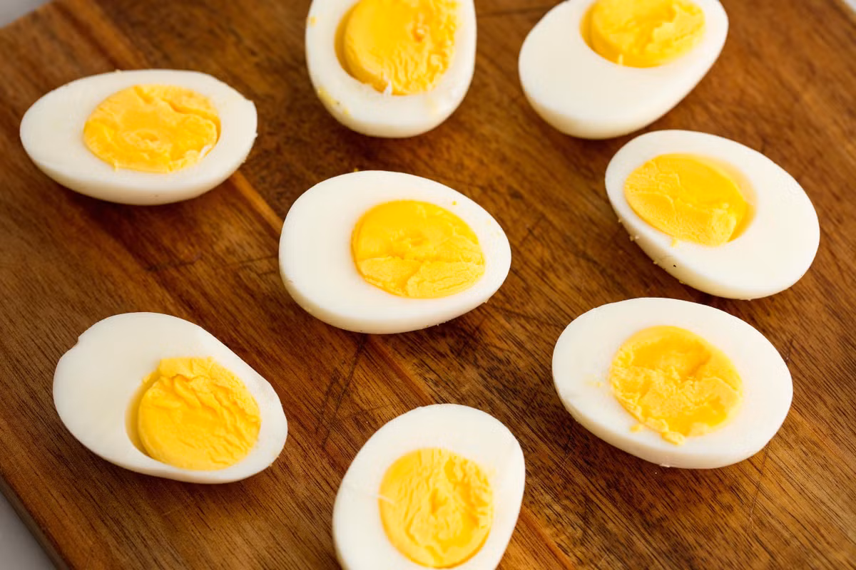 Thường xuyên ăn trứng sẽ giúp bạn tăng mức cholesterol tốt, từ đó giảm thiểu các vấn đề tim mạch. Ảnh: hearstapps.