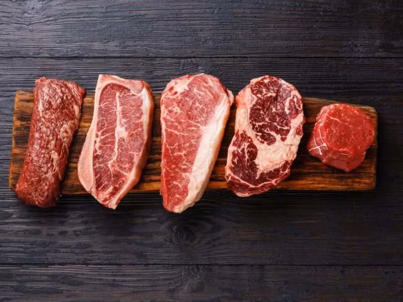 Lý do là vì thịt đỏ chứa hàm lượng cholesterol cao, nếu thường xuyên ăn thịt đỏ sẽ khiến lượng mỡ máu tăng lên nhanh chóng. Ảnh: vgcloud.