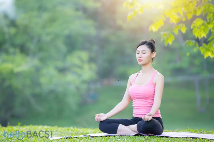 Để thực hiện kỹ thuật thở ngang, trước hết bạn cần bắt đầu bằng việc thư giãn toàn bộ cơ thể. Ảnh: hellobacsi.