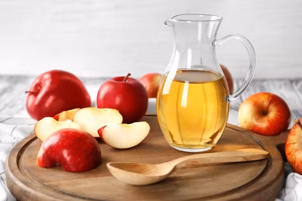  Dấm táo: Dấm táo chứa các chất kháng khuẩn và kháng virus giúp chống lại các vi khuẩn gây ra nhiễm khuẩn âm đạo cũng như giúp bảo vệ khỏi các chứng viêm âm đạo do vi sinh vật khác. Cách làm: Cho dấm táo vào trong nước tắm hoặc bồn tắm. Ngâm mình 15-20 phút. Áp dụng 1 lần/ngày để mang lại hiệu quả như mong đợi.