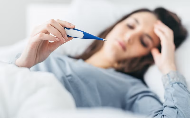 Nếu người bị sốt là trường hợp có nguy cơ nhiễm COVID-19 thì sẽ được cơ sở y tế hướng dẫn xử lý phòng dịch, cách ly, điều trị. Nếu một người không có yếu tố dịch tễ, không thuộc diện nguy cơ nhiễm COVID-19 mà chỉ sốt thông thường thì có thể xử trí như trước giờ vẫn làm.